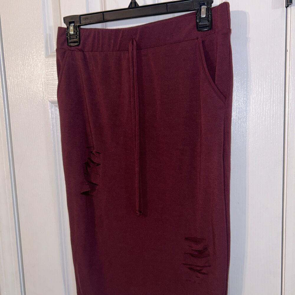 Fashion Nova Distressed 2 Piece Skirt Set Sz Large Burgundy - Picture 5 of 6